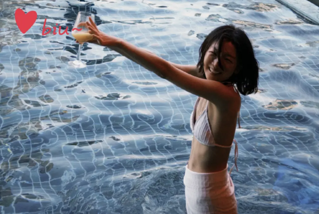 ▲周冬雨曬比基尼辣照，真實身材零濾鏡，過瘦的身形也讓粉絲擔心她是否有40公斤。（圖／翻攝自微博@周冬雨工作室）