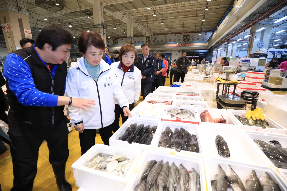 ▲台中市長盧秀燕與立委楊瓊瓔清晨4點多視察魚市場交易情形。（圖／台中市政府提供，2026.01.30）