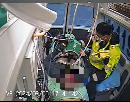 ▲美籍男子Jason在台中南區市場突然倒地且失去呼吸心跳，臺中市消防局EMS獲報後立即趕抵實施CPR後，火速載往醫院急救。（圖／翻攝台中市消防局臉書）