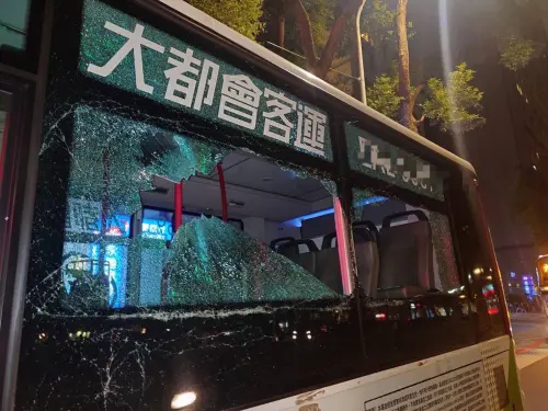 北市「客運、公車猛撞」乘客全嚇傻：太誇張！玻璃碎一地畫面驚悚

