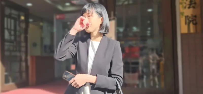 ▲律師林沄蓁不滿呂秋遠得知她懷孕後逼迫墮胎及離職，提告求償150萬元，一審判賠60萬，她聽完判決受訪時忍不住哭了。（圖／記者劉松霖攝）