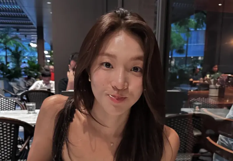 ▲崔美娜秀（如圖）在《單身即地獄5》中到處放線，主持人Dex金珍映說她自然可愛，被洪慶真瞪。（圖／翻攝自IG@minadori222）