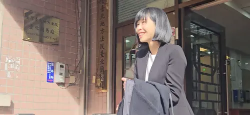 ▲林沄蓁走出法院時原本露出微笑，但受訪不到10秒鐘就激動落淚。（圖／記者劉松霖攝）