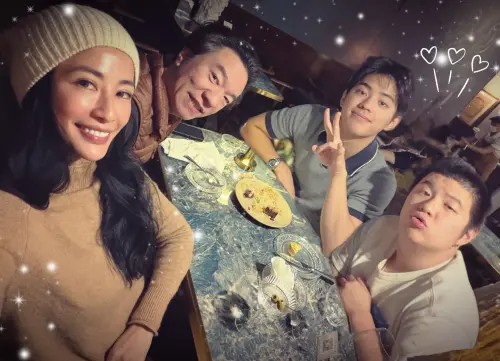 ▲李蒨蓉（左1）結婚21年，育有兩名兒子。（圖／李蒨蓉 Lee Chien Rong FB）