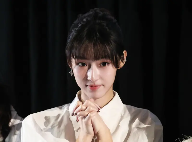 ▲何曼希（如圖）首度演電影，就以《陽光女子合唱團》創下全台破3億票房佳績，類似的超幸運新人還有柯震東、宋芸樺、曾敬驊，都是電影處女作就賣破好幾億，現在也都還當紅搶手。（圖／摘自何曼希 Manxi threads）