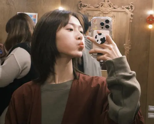 ▲何曼希近來除了跑《陽光女子合唱團》映後活動，也在拍新片《無法計算的青春》，活動空檔不忘露出俏皮表情自拍。（圖／摘自何曼希 Manxi threads）