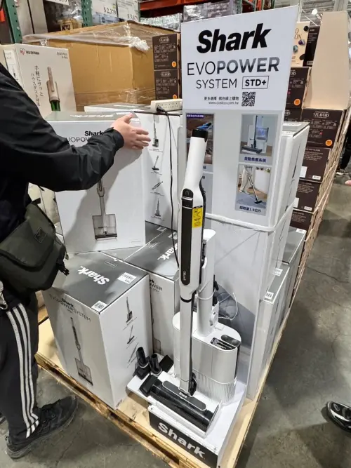 ▲好市多SHARK 自動集塵無線吸塵器折價 2100 元引發討論，網友目擊會員直接搬2台。（圖／翻攝Costco好市多 商品經驗老實說 臉書）
