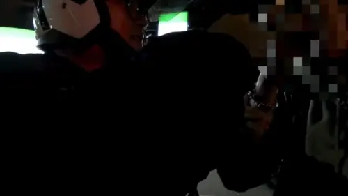 ▲警消上前關心黃男身體狀況，沒想到竟被攻擊。（圖／翻攝畫面）