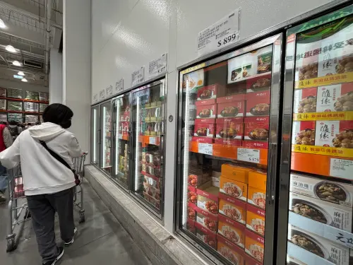 ▲好市多冷凍櫃區已經有許多年菜上架，吸引許多會員駐足選購。（圖／記者徐銘穗攝）