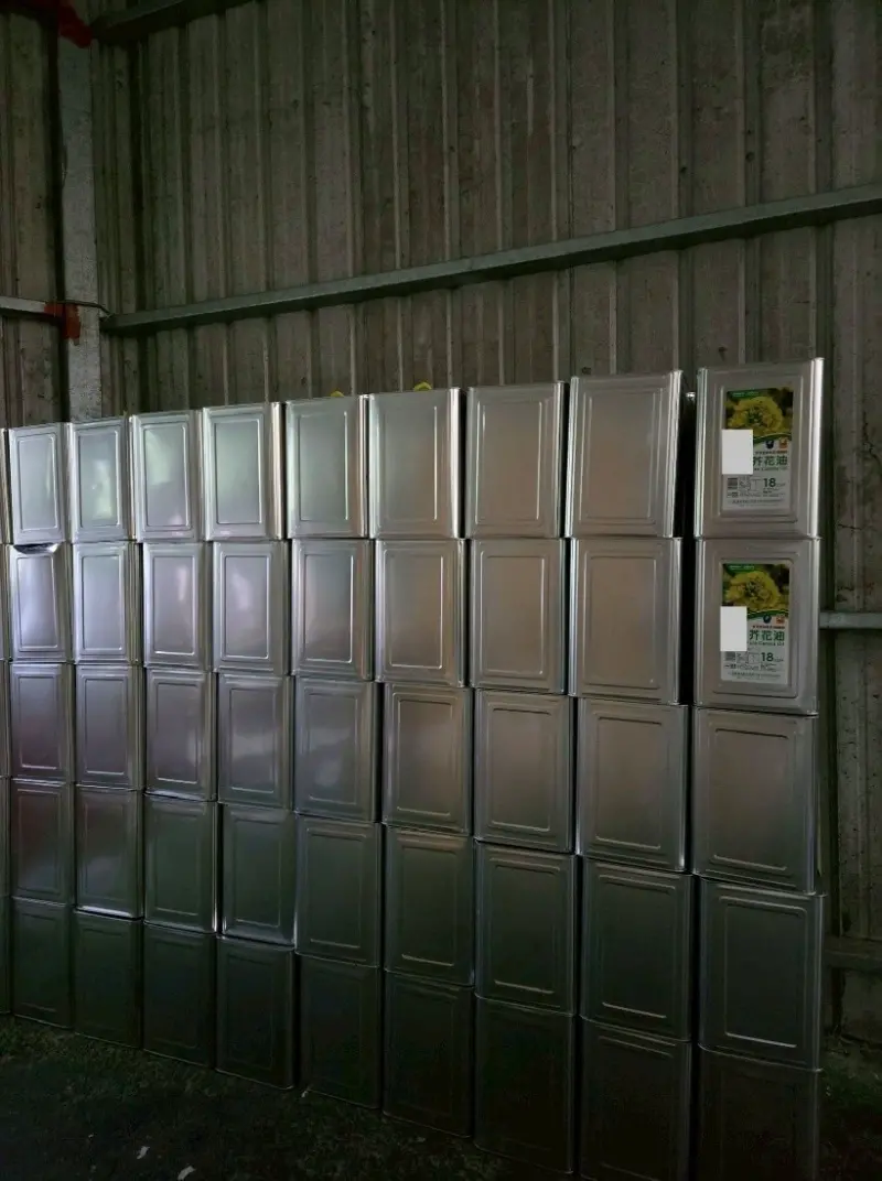 ▲台北兩間黑心廠商將少量義大利進口、100%橄欖油與大量低價芥花油混充，並販賣給下游店家、工作室。（圖／翻攝畫面）