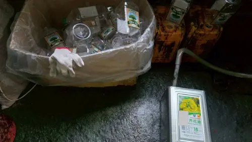 ▲台北兩間黑心廠商將少量義大利進口、100%橄欖油與大量低價芥花油混充，並販賣給下游店家、工作室。（圖／翻攝畫面）