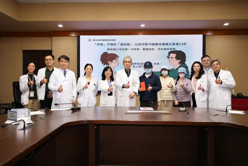 ▲遺傳諮詢中心楊佳鳳主任說明囊性纖維化病症的臨床特性、診斷挑戰與跨科整合照護重點，並呼籲正視罕見疾病。（圖／北榮提供）