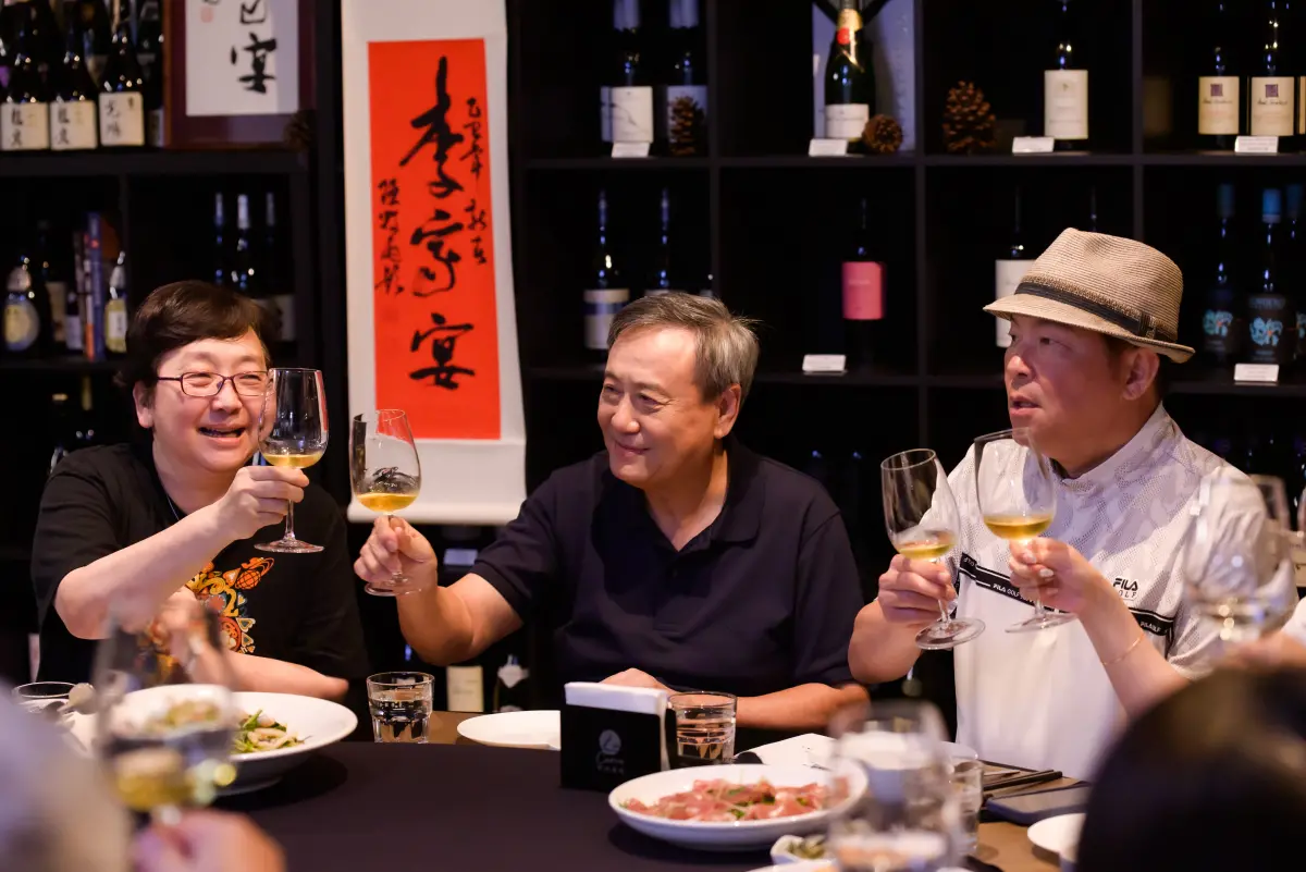 ▲國際名導李安的弟弟李崗（中），今年春節不拍電影，改進廚房當主廚。推出全新食品品牌「李家宴」，首波端出復刻老北京記憶的醬鴨，還有浙江菜筍絲蹄膀，都是來自母親的美味傳承。（圖／李家宴提供）