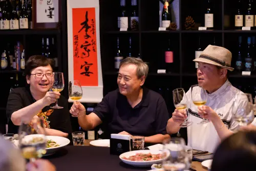 李安家傳年菜曝光！弟弟李崗變身主廚　端出醬鴨復刻老北京記憶
