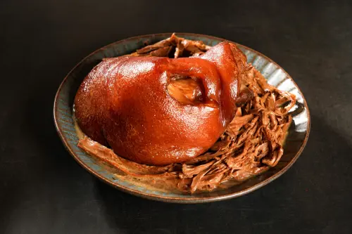 ▲導演李安、李崗小時候餐桌上會吃到的招牌料理筍絲蹄膀。（圖／李家宴提供）