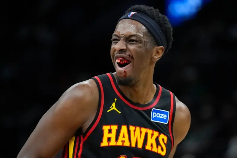 ▲老鷹中鋒歐克古（Onyeka Okongwu）於一次防守回合中，遭到布朗（Jaylen Brown）肘擊，牙齒直接被打斷，畫面也完整收錄到歐克古滿嘴血的驚悚畫面。（圖／美聯社／達志影像）