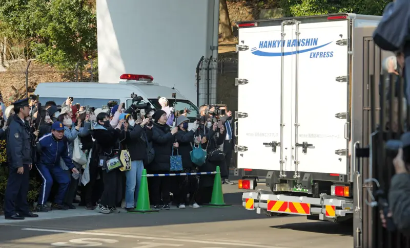 ▲日本東京上野動物園的雙胞胎貓熊「曉曉」、「蕾蕾」於27日離開日本，不少民眾送別。（圖／美聯社／達志影像）