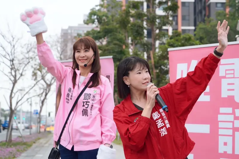 ▲鳳山區市議員參選人鄧巧佩，與民進黨高雄最年輕的市議員鄭孟洳一起，在澄清路與九如路口向市民拜票。（圖／記者蔡佳宏翻攝）