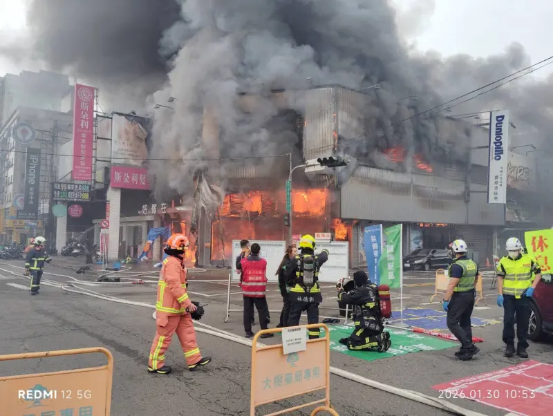 ▲台中北屯崇德、天津路口火警　多棟店面延燒（圖/記者鄧力軍翻攝）