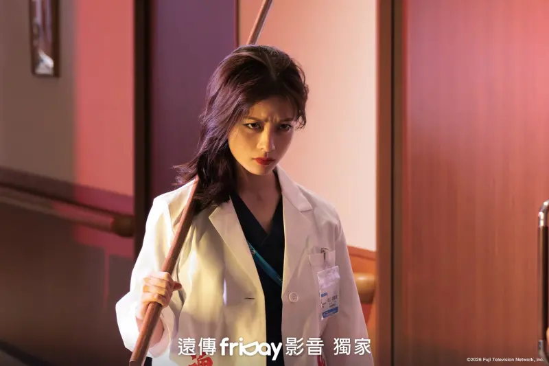 ▲橋本環奈主演的《不良醫！》熱播中，她在劇中從不良少女變成腦神經外科醫師，還跟吉田鋼太郎有不少對手戲，引發劇迷討論。（圖／friDay影音）