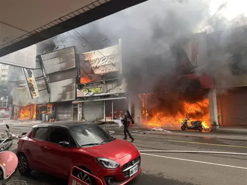 ▲台中北屯崇德、天津路口火警　多棟店面延燒（圖/記者鄧力軍翻攝）