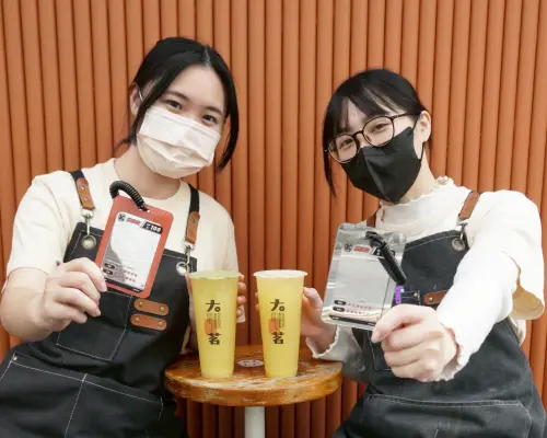 ▲大茗前陣子在社群平台掀起搶購曬卡熱潮的「甜度冰塊卡套」，決定16日除夕起推出第二波卡套販售，（圖／業者提供）