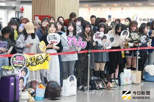 ▲超過400多位粉絲卡位松山機場迎接King & Prince永瀨廉、高橋海人。（圖／記者葉政勳攝）