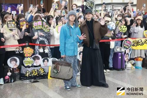 ▲King & Prince永瀨廉、高橋海人站定位給媒體拍照。（圖／記者葉政勳攝）