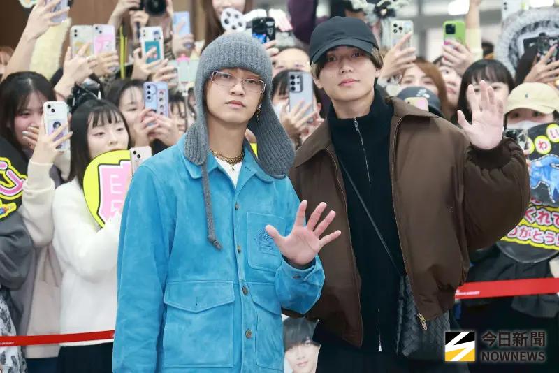 ▲King & Prince永瀨廉（右）、高橋海人來台參加台視《2026超級巨星紅白藝能大賞》，今天抵達松山機場，湧入400多位粉絲接機，雙方互動有禮超秩序。（圖／記者葉政勳攝）
