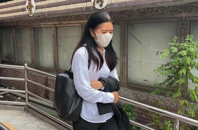 ▲家寧爸媽現身新北地院調解，家寧媽僅提醒媒體「後面有車」便離開現場。（圖／記者葉政勳攝影）