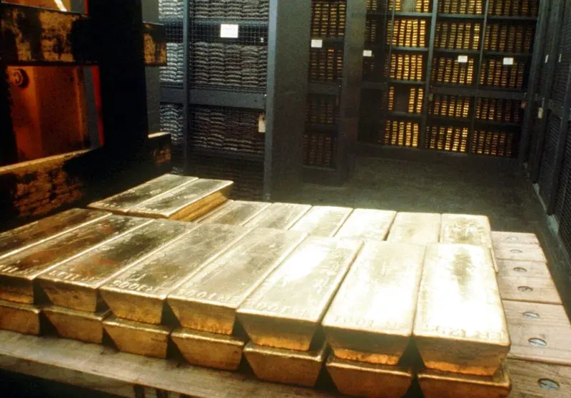 ▲加密貨幣巨頭Tether已成黃金最大買家，狂掃140噸、價值約240億美元。示意圖，圖為瑞士央行黃金儲備。（圖／美聯社／達志影像）