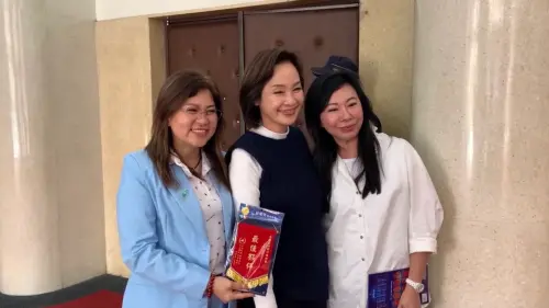 藍白一家親？翁曉玲送白委畢業禮　柯志恩「喊這句」藏玄機
