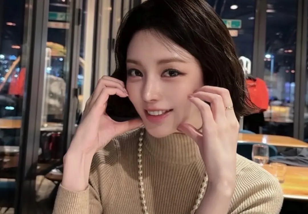 ▲Lizzy自爆因談生死遭抖音封鎖，28日在IG開直播，認了罹嚴重憂鬱症，還痛哭喊：「活著太辛苦」。（圖／Lizzy IG@luvlyzzy）