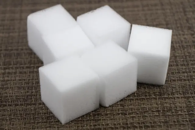 千萬別拿它洗碗！醫示警：科技海綿恐傷肝腎　高溫更容易釋出毒性