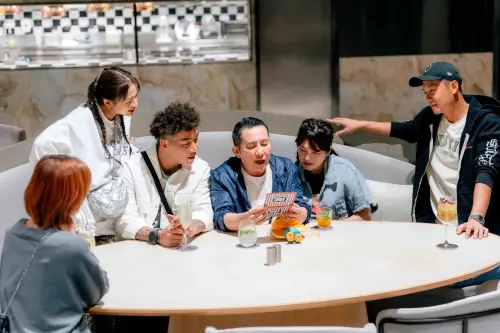 ▲《嗨！營業中》最新一集邀請到屈中恆（右三）與老婆Vicky（右二）擔任來賓，莎莎也向育有四寶的Vicky請教育兒之道。（圖／好看娛樂提供）