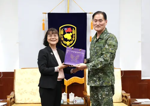 ▲高雄空大校長陳月端致贈紀念品予軍團指揮官劉暐欣。（圖／記者莊全成翻攝）