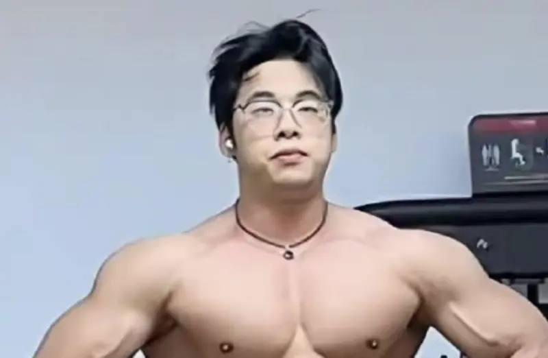 ▲中國26歲健身網紅畢嘉琪猝逝，他生前最後露面照曝光，只見嘴唇明顯發紫、血管鼓起，身體早已出現警訊。（圖／翻攝自微博）