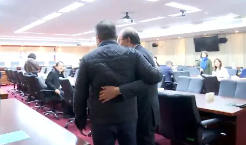 ▲蔡其昌與柯建銘見面後，彼此打招呼、擁抱。（圖／翻攝畫面）
