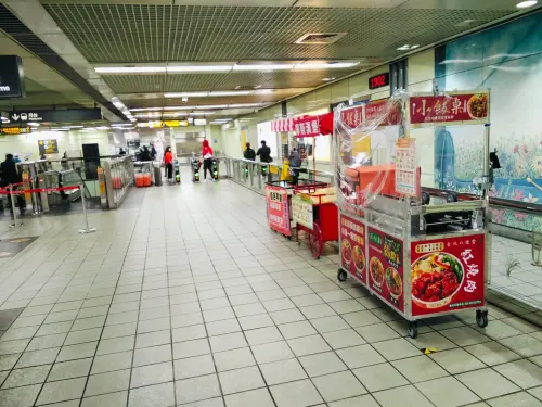 北捷禁飲食站內卻有小吃攤！上班族認證：生意超好　官方回應了
