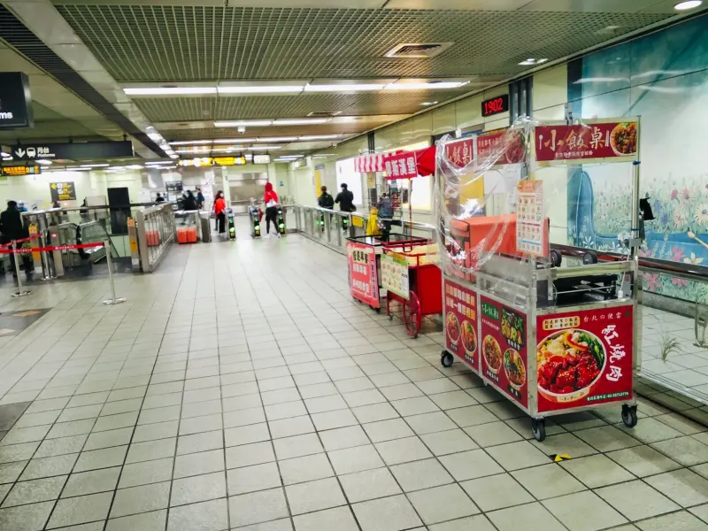 ▲近期有民眾發現，北捷車站內竟然「擺著小吃攤」，好奇是否與禁飲食政策相互矛盾，貼文也引來北捷官方小編解釋原因。（圖／路上觀察學院）