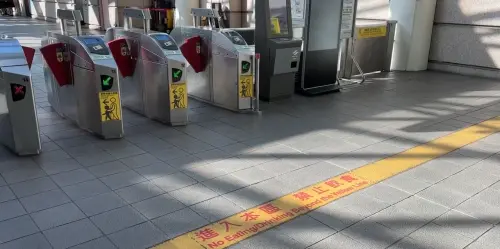 ▲北捷禁止飲食的範圍為車站閘門前皆設有黃色標線以內。（圖／台北捷運）