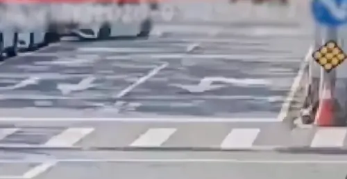 ▲現場波及3輛臨停車，另游男酒測值為0.09被依公共危險罪嫌移送偵辦。（圖／翻攝畫面）