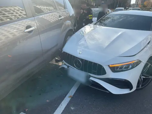 賓士男撞臨停車「翹孤輪」一排衰遭波及！酒測值0.09無超標仍送辦

