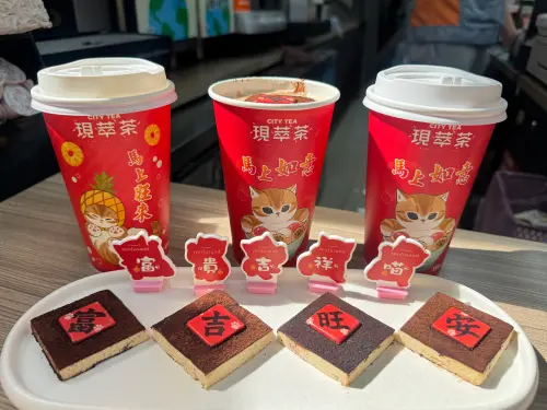 ▲貓福珊迪聯名開運杯塞，共有5款隨機，背面為富、貴、吉、祥、喵五大吉祥字。（圖／記者鍾怡婷攝）