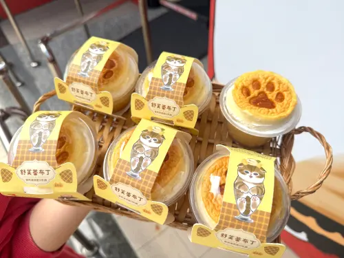 ▲7-11貓之日共推出8款「mofusand 貓福珊迪」聯名烘焙及甜點商品，萌萌貓耳造型的「舒芙蕾布丁」。（圖／記者鍾怡婷攝）