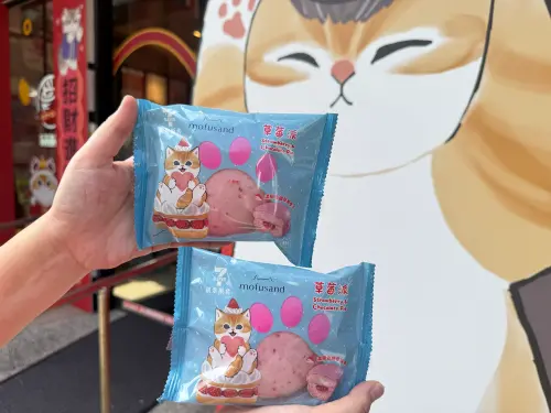 ▲7-11「草莓派」使用進口草莓熬煮草莓醬，搭配法國草莓果泥製成法式棉花糖雙餡。（圖／記者鍾怡婷攝）