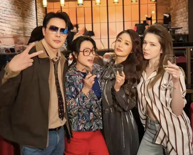 ▲許瑋甯（右）參加好友林心如（右2）的生日趴，穿著襯衫卻只扣兩顆釦子相當性感。（圖／翻攝自IG@_________mv_________）