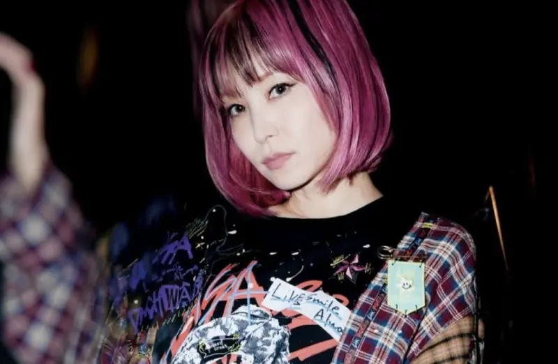 ▲日本動漫歌姬LiSA曾經是叛逆逃學少女，因為媽媽的建議有了想成為歌手的夢想，為了實現目標，她只帶100萬日元就去東京追夢，最後成功成為了家喻戶曉的歌手。（圖／IG@xlisa_olivex）