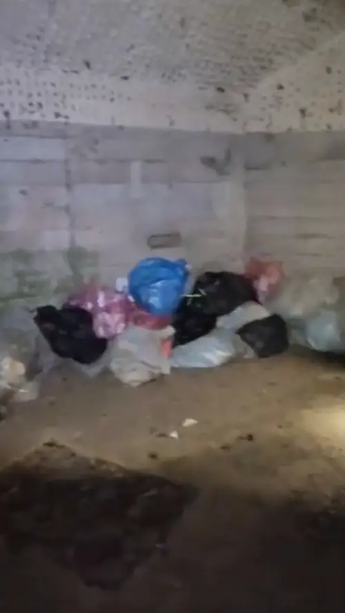 ▲陳男於去（2025年）5月間指使外籍逃逸移工，將廢棄物棄置廢棄軍事營區內。（圖／翻攝畫面）