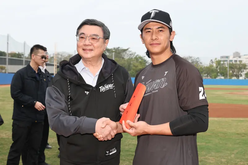 ▲2026年世界棒球經典賽（WBC）戰火進入倒數階段，中華隊目前正在高雄國家運動訓練中心全力備戰。行政院院長卓榮泰今日（30）特別南下視察集訓狀況，除了親自為選手加油打氣，更致贈20萬元加菜金。（圖／中職提供）